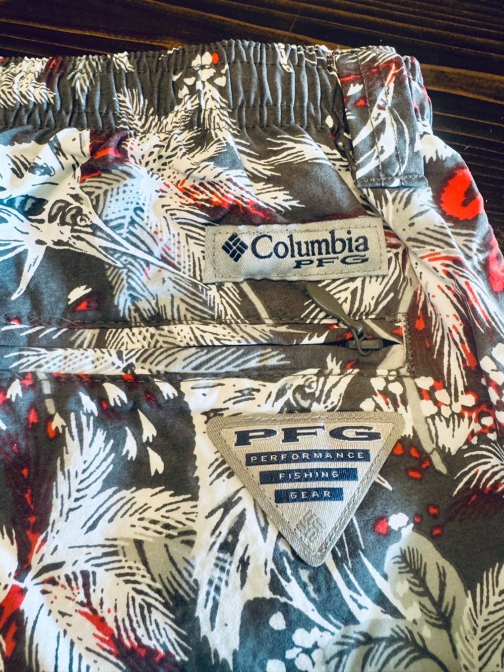 Columbia PFG Gray, White & Red Tropical Print Swim Trunks Size M - Picture 4 of 10